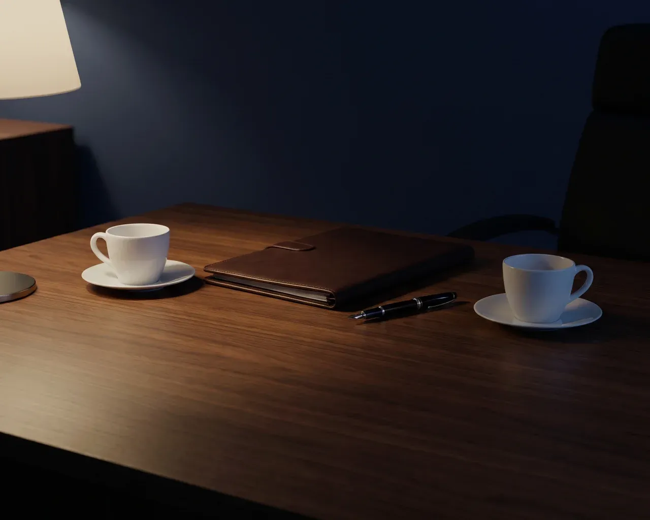 Dos tazas de café enfrentadas sobre una mesa oscura al anochecer, con una carpeta de cuero y una pluma entre ellas.